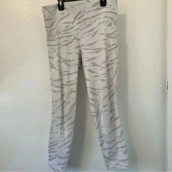 ATHLETA Salutation Stash Gray Zebra Stripe 7/8 Tight Leggings Size Large - Picture 1 of 13